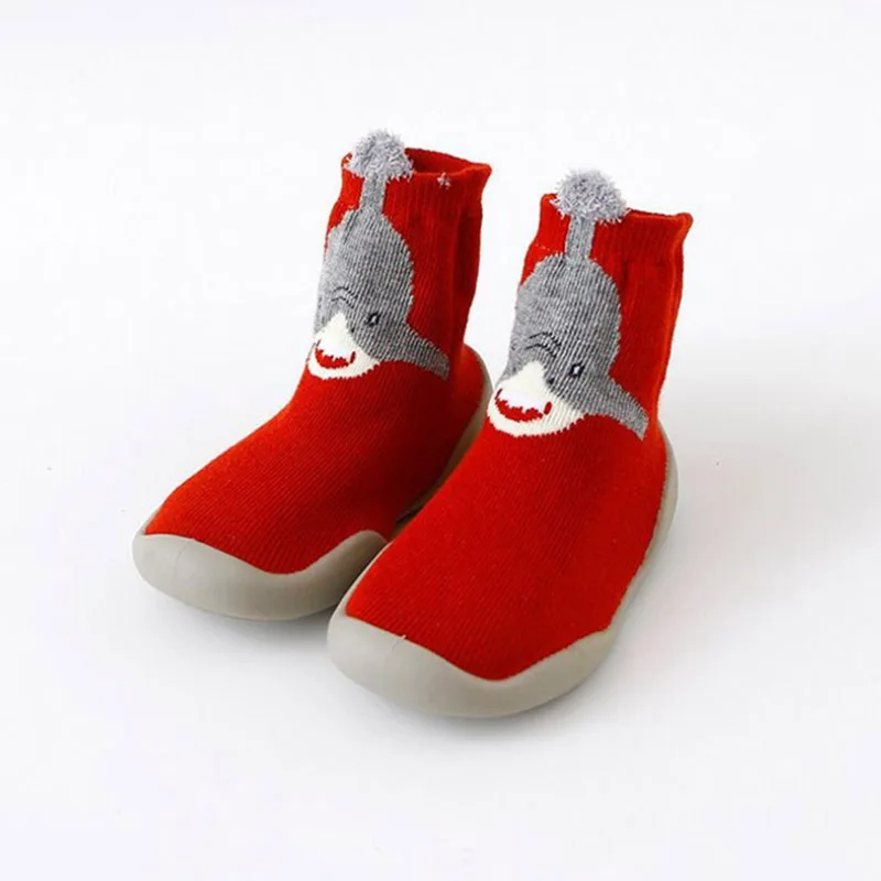 Обувь для маленьких девочек; первый шаг; вязаная детская обувь; мягкая резиновая подошва; теплые домашние тапочки с героями мультфильмов; сезон осень-зима; обувь для первых шагов - Цвет: Red Shark