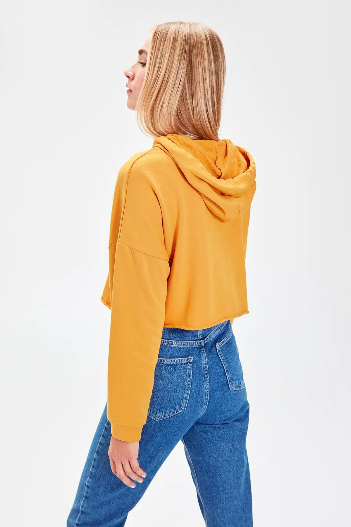 Trendyol горчичный укороченный вязаный свитер с капюшоном TWOAW20SW0144