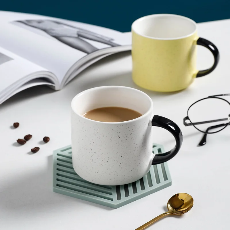 Креативная простая керамическая кружка в горошек с контрастным кунжутом