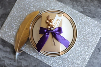 Purple medium 50 шт./партия, персонализированная DIY Золотая Подставка под шоколад, юбилей, день рождения, вечерние подарок коробка сладостей, Сувенирная Коробка для гостей - Цвет: Purple medium