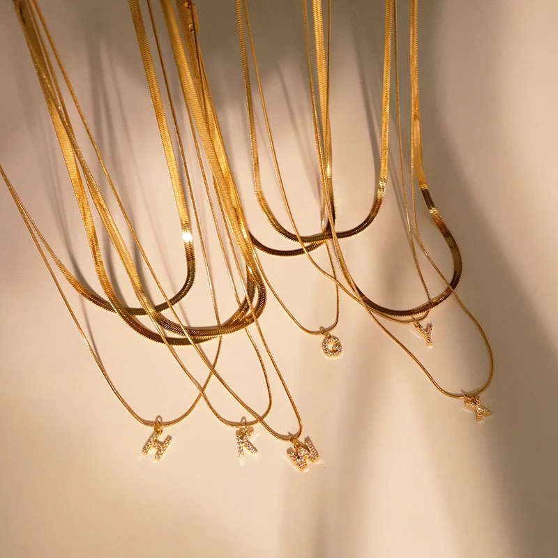 Vnox A-Z minuscola prima collana da donna, piccola collana a catena da ragazza con lettere bling, pendente con colletto a strati in acciaio inossidabile color oro_voghion.com