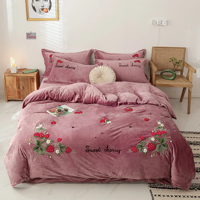 

Pink Blue Purple Strawberry Embroidery Fleece Fabric Korean Princess Bedding Set Flannel Velvet Duvet Cover Bed sheet Pillowcase