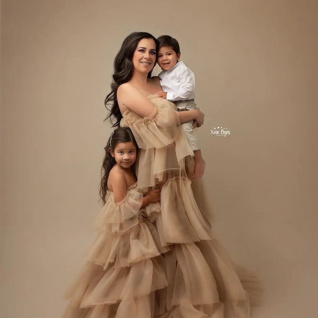 엄마와 딸 푹신한 얇은 명주 그물 드레스, 오프 숄더 티어 러플, 맞춤 제작 엄마와 아이 명주 그물 사진 촬영 가운 