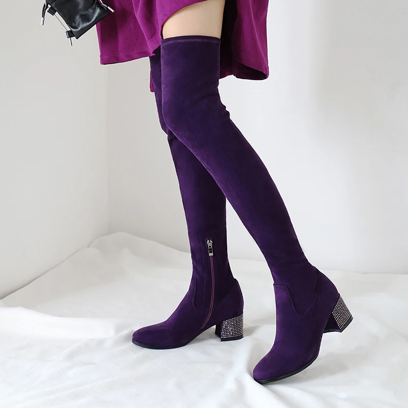 Оригинальное предназначение; пикантные Сапоги выше колена; женские сапоги фиолетового цвета; сапоги-носки с кристаллами и блестками; женская обувь на не сужающемся книзу массивном каблуке с круглым носком