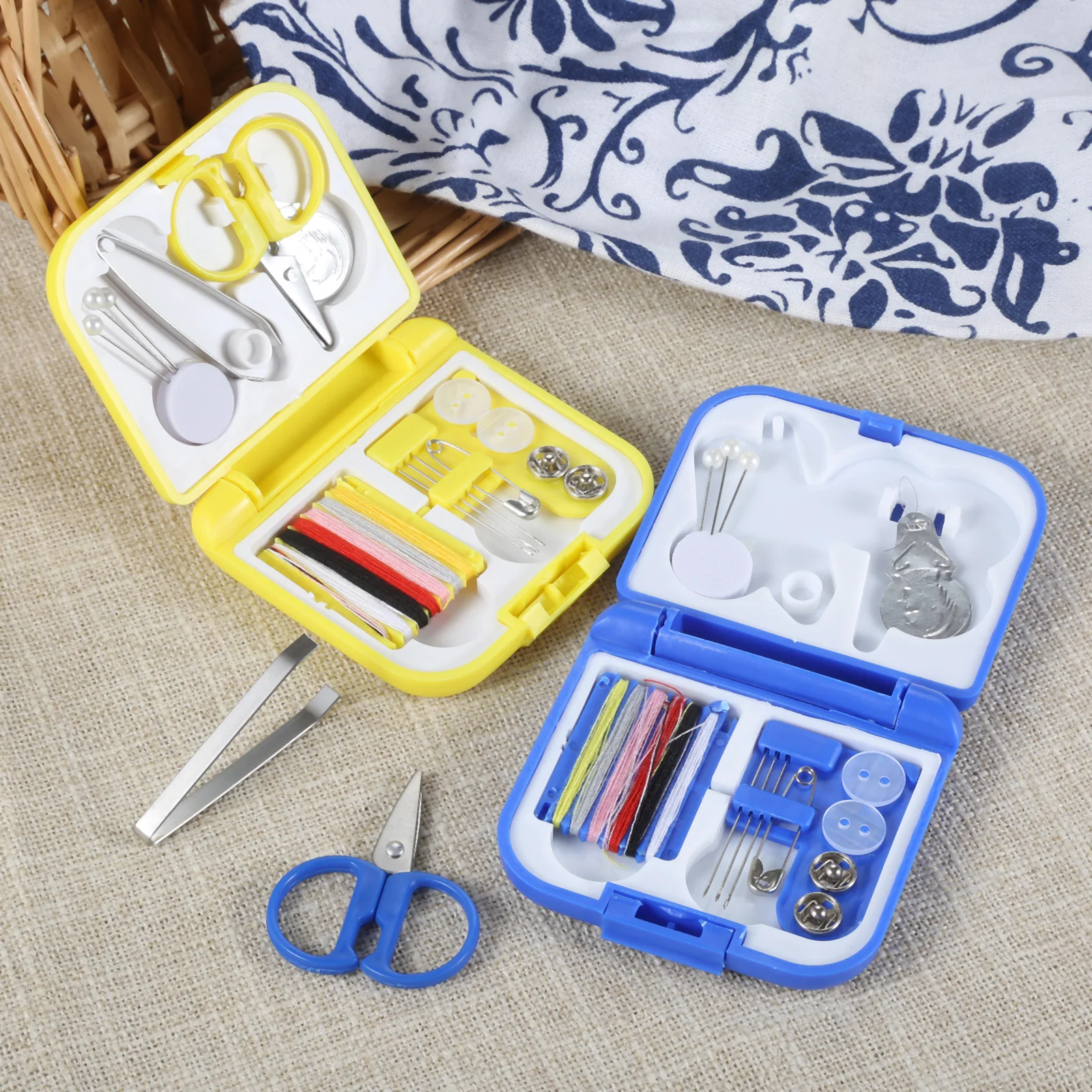 Thread Needles Mini Case Plastic Scissors Outdoor Travel Sewing Kit 7X6