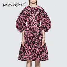 TWOTWINSTYLE сексуальное леопардовое платье для женщин с круглым вырезом и рукавом-фонариком три четверти, платья с высокой талией, женская модная одежда, Новинка