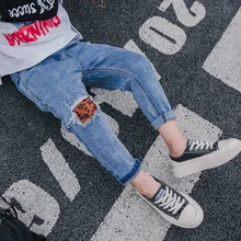 Детские джинсы; брюки с дырками для мальчиков; весенняя одежда; маленькие детские брюки в западном стиле в Корейском стиле; детская одежда