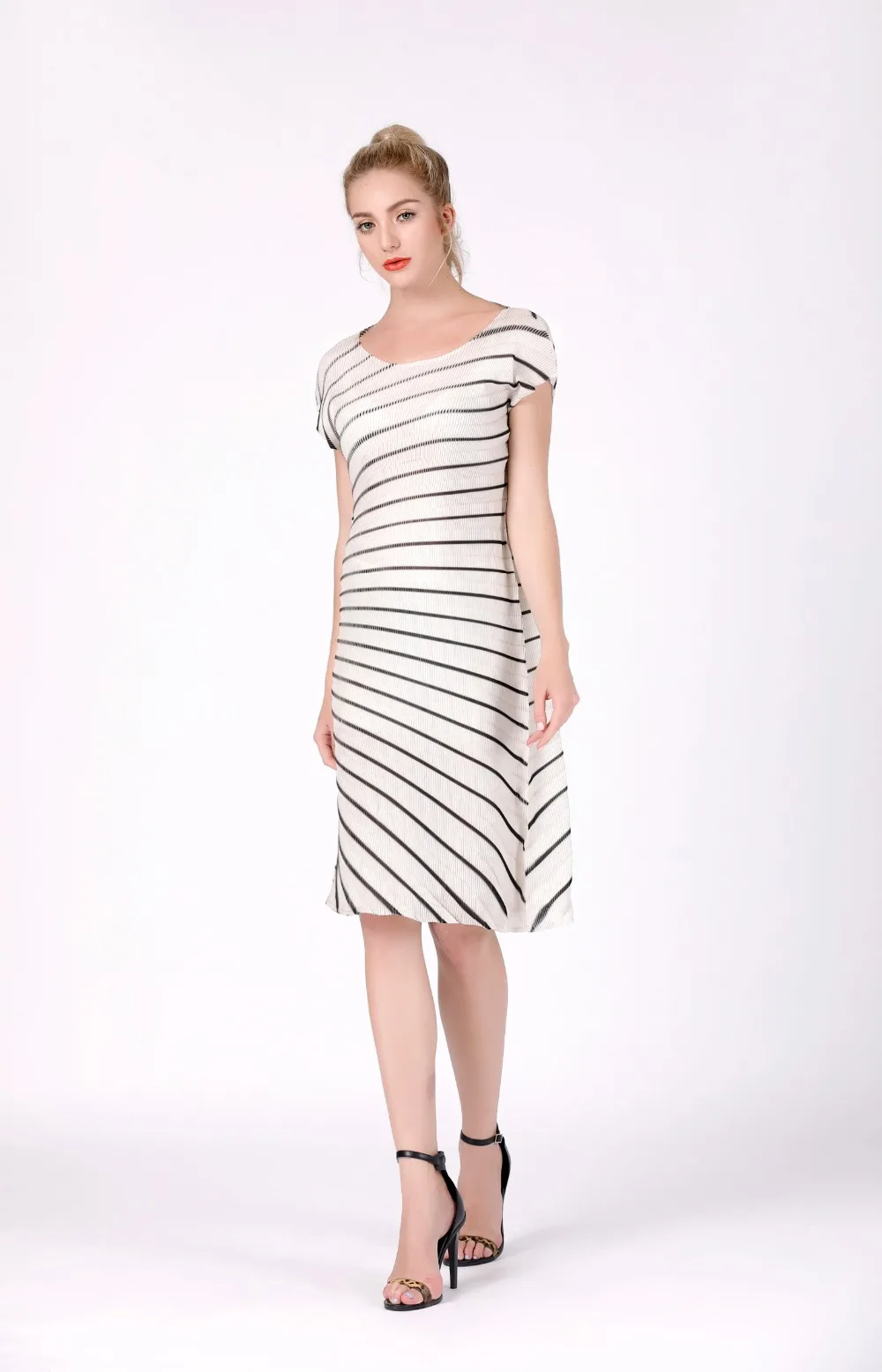Горячая Распродажа Miyake модное платье без рукавов с круглым вырезом и складками платье в полоску