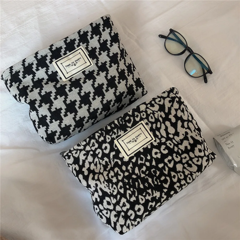 Black and White Women's Fashion Handbag Zipper Mobile Cosmetic Storage Bag Organizer Canvas Makeup Toiletry Clutch Mask Storage