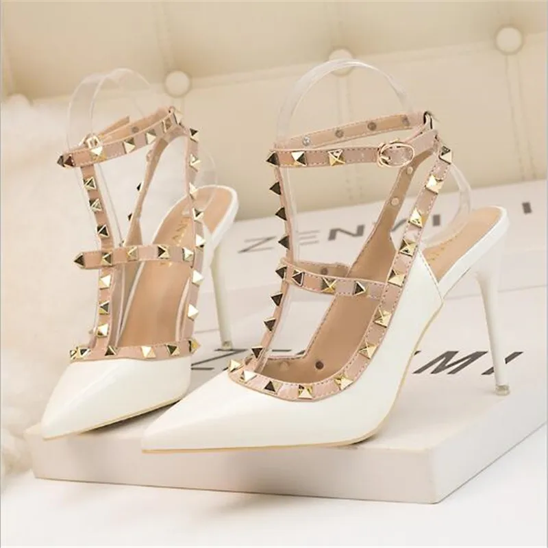 2020 nuevo 10CM bombas de mujer Sexy Stilettos para discoteca tacones de patente de cuero remache metálico hueco romana sandalias de moda