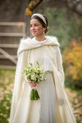 2021 One-piece Warm Fur Trim Winter Bridal Cape Stunning Wedding Cloaks Hooded Long Party Wraps Jacket Bridal White/Ivory Wrap