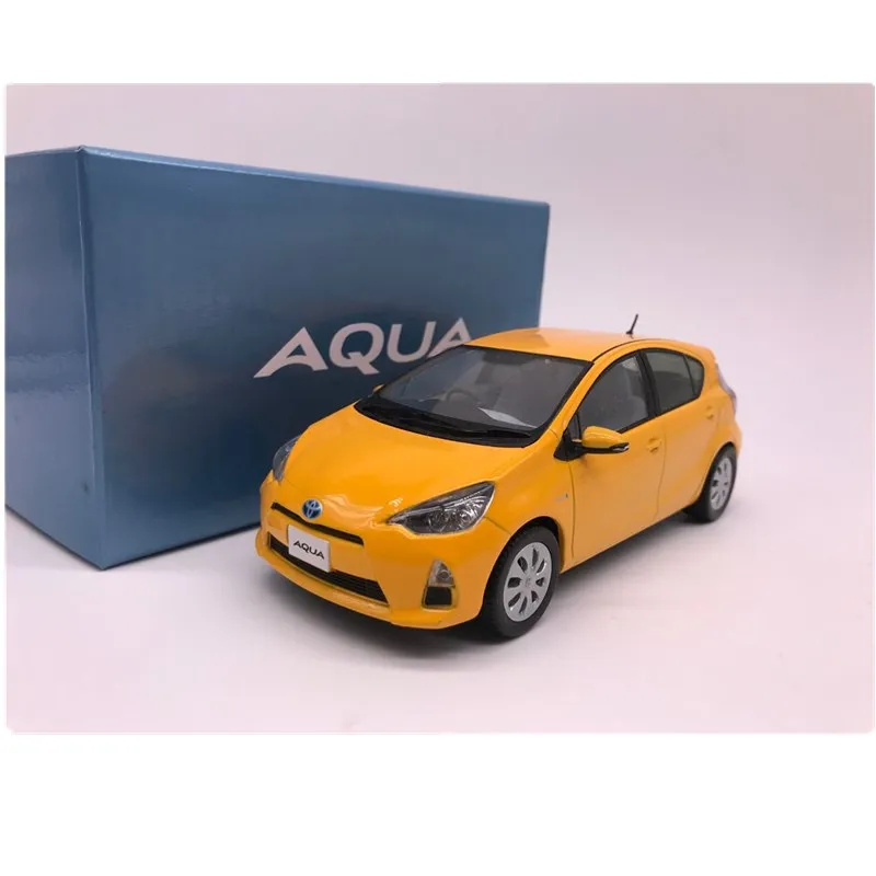 

1:30 Alloy Car Model Toyota AQUA Metal Toy Car Collection Gift