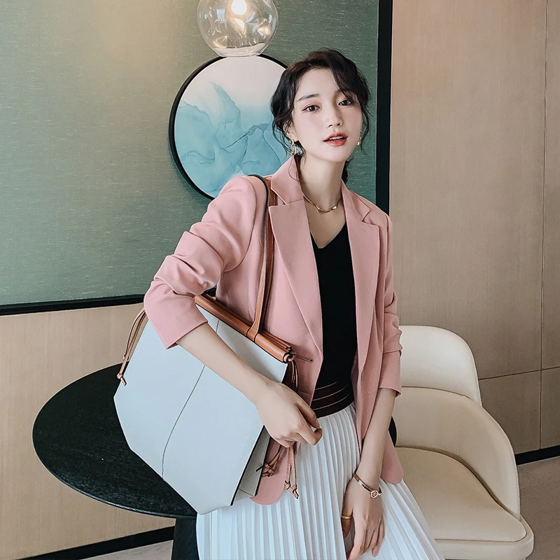 Рисунок 6 - Женский офисный деловой костюм