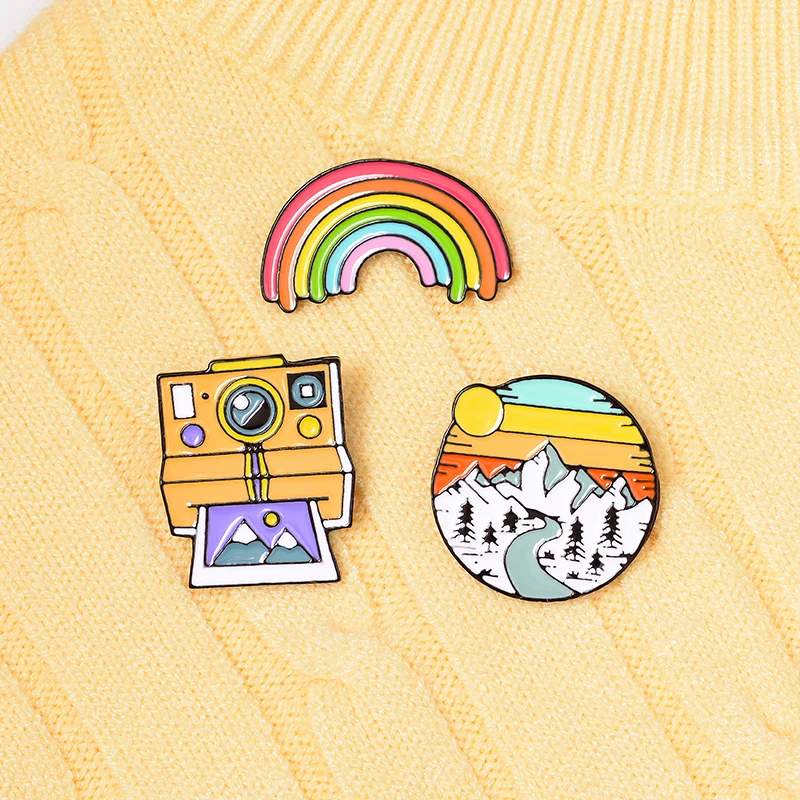 Arcobaleno Tramonto Montagne Retro Polaroid Camera Film Tape Spilla Creativa Cartone Animato Pin Pendente Fisso Borsa Per Vestiti Accessori Badge