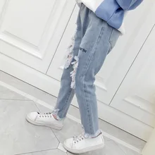 Весенне-осенние джинсы для девочек г. Новая стильная весенняя одежда универсальные штаны с дырками и попросами повседневные брюки в Корейском стиле для больших мальчиков