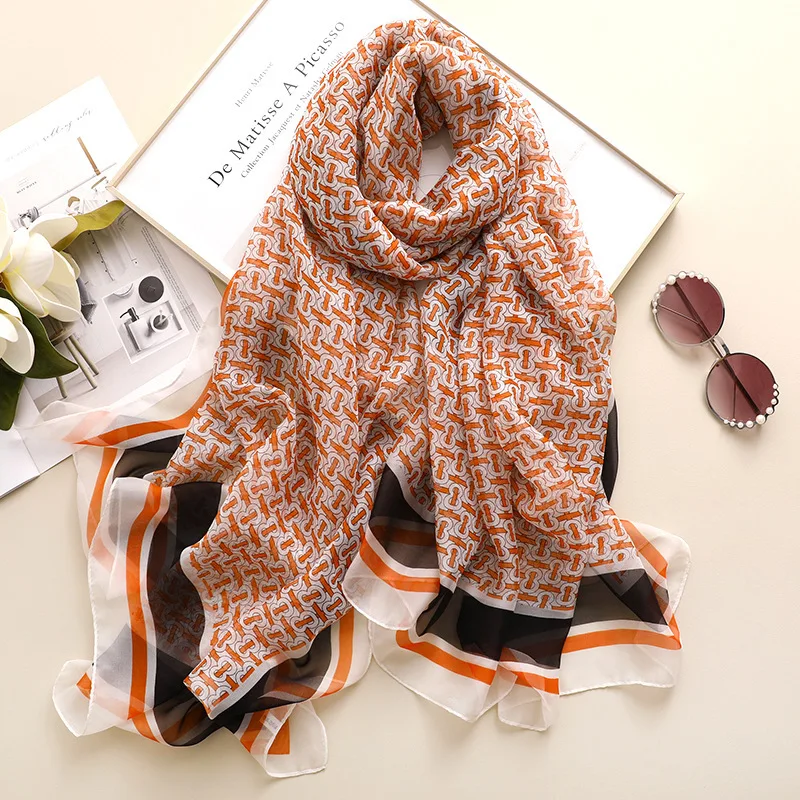 

2019 Hijab Of The New Scarves Female 201900 Take A Long Air Conditioning Shawls Printing Sunscreen Fabric Holiday Beach Towels