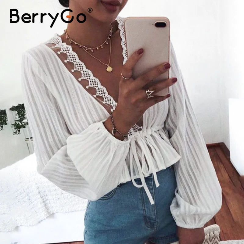 Женская кружевная блузка BerryGo белая винтажная с глубоким v-образным вырезом и