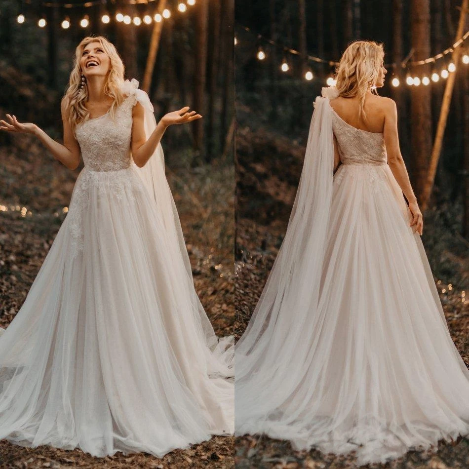 2020 Land Bohemian Trouwjurken Een Schouder Kant Applicaties Een Lijn Strand Bruidsjurken Sweep Trein Boho Abiti Da Sposa 2020 Land Bohemian Trouwjurken Een Schouder Kant Applicaties Een Lijn Strand Bruidsjurken Sweep Trein Boho Abiti Da Sposa
