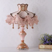 В европейском стиле с украшением в виде кристаллов, украшенная жемчугом и кружевом; модель в стиле тканевые настольные лампы светодиодные лампы для письменного стола для Гостиная Спальня лампа принцесса домашнего освещения для дома