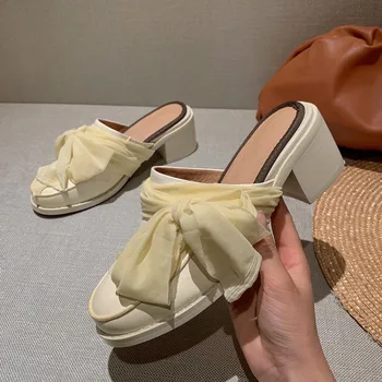 

In spring and summer 2020, a lady's Retro one line cowhide round head women's thick high-heeled sandals with a bow