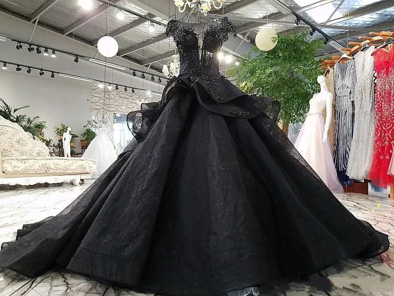

Gothic Black Ball Gown Wedding Dresses Vintage Princess Bridal Gowns Cap Sleeves Beaded Wedding Gowns