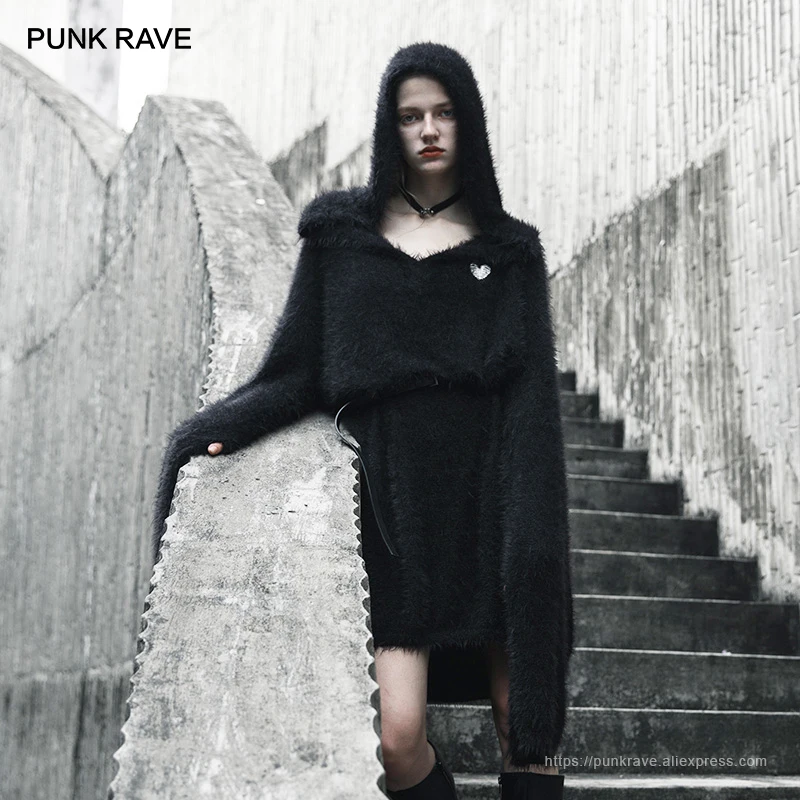 Женский Пушистый свитер с капюшоном черного цвета вышивкой в виде сердца на