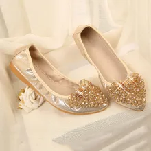 Красивые популярные женские балетки на плоской подошве с украшением в виде кристаллов; сезон лето; однотонная женская обувь на плоской подошве с острым носком, без застежки, из блестящей ткани золотистого цвета