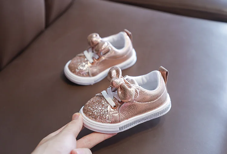Новинка года; модная обувь с блестками и бантом для девочек; кроссовки для маленьких детей; повседневные кроссовки; детская нескользящая обувь; От 1 до 6 лет