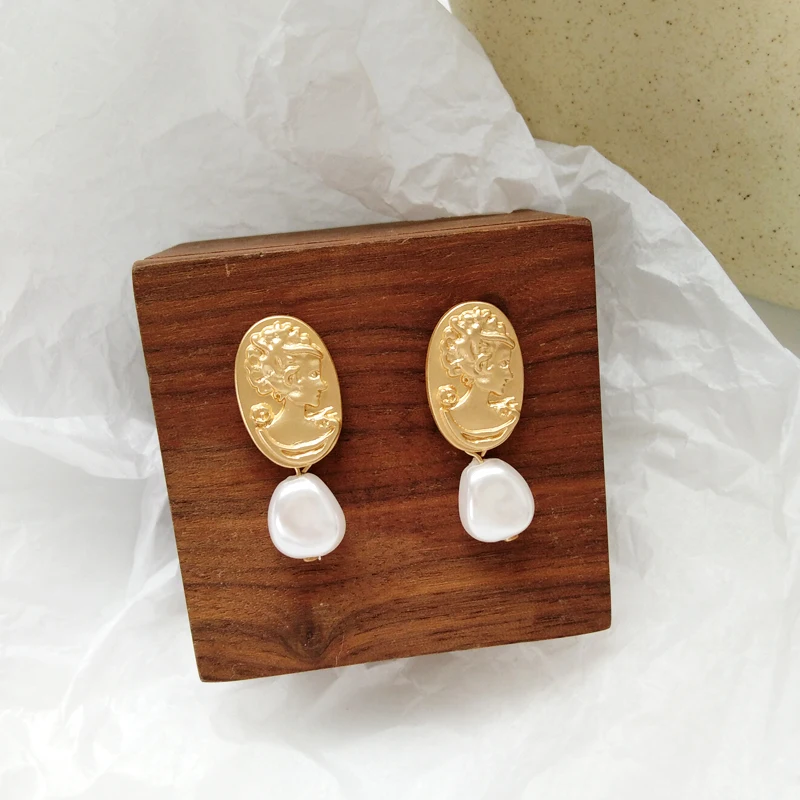 

Personal Simple Gold Matte Metal Oval Human Face Imitation Pearls Earrings Geometric Portrait Earrings For Women Girl Wedding