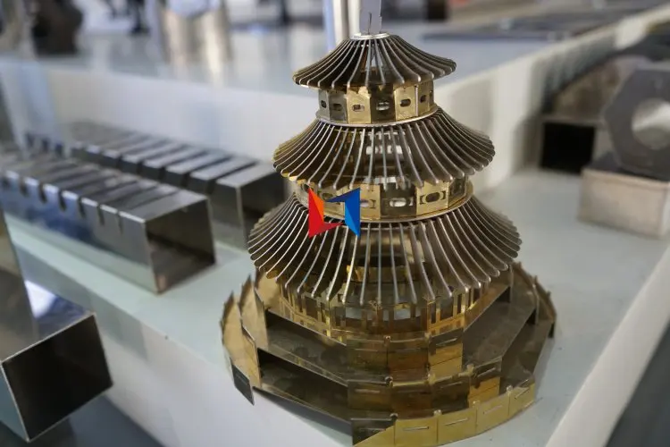 Высокомощная Защитная крышка двери волоконный лазерный резак LF3015 для резки