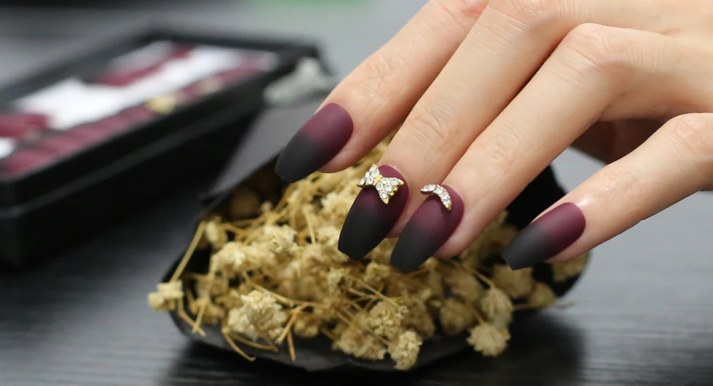 Vermelho e Preto Artesanal Borboleta Dourada Falso Unha Ouro Crescente Gradiente Fosco Caixa Preta Embalagem 1 vermelho e preto gradiente fosco falso prego caixa preta embalagem