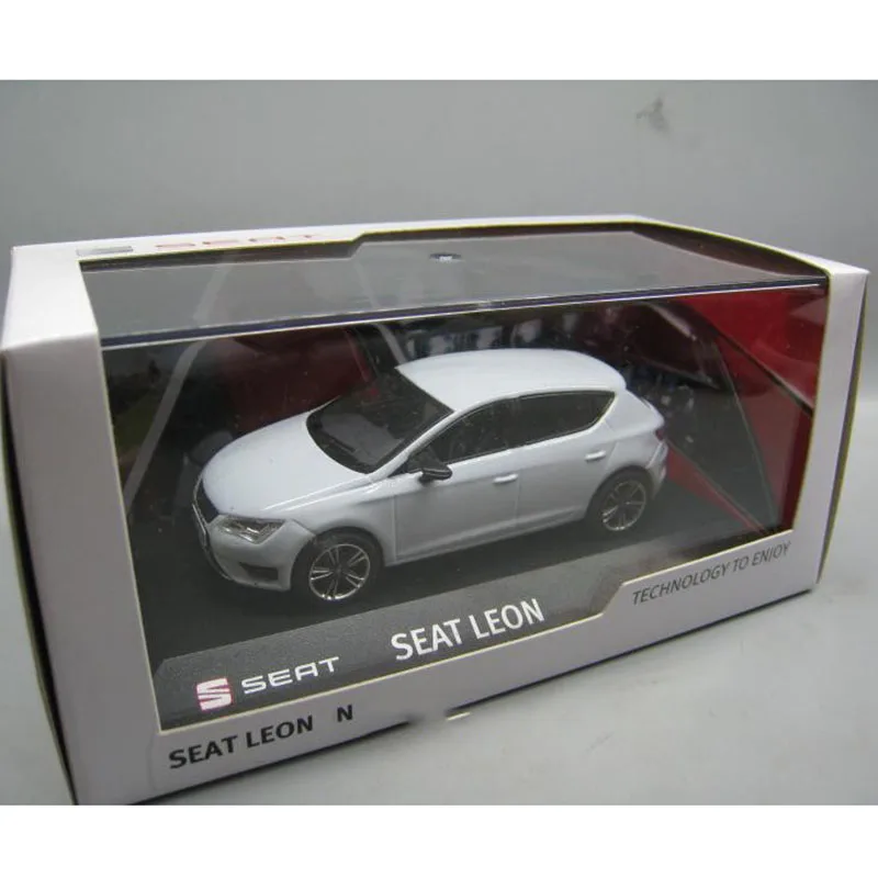 1/43 масштаб seat leon классический сплав модель автомобиля моделирование статическая модель металлическая литая под давлением игрушка модель как детский подарок коллекция шоу - Цвет: white