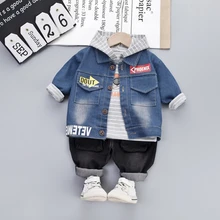 Модная детская одежда джинсовая куртка+ футболка с капюшоном+ джинсы комплекты одежды из 3 предметов для мальчиков г. Осеннее детское платье с длинными рукавами