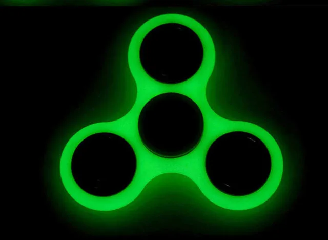 Спиннер ручной поставляется с ночным светильник флуоресцентный относится к спиннеру Гальванизированный ночной Светильник между вашей фигурой спираль CH