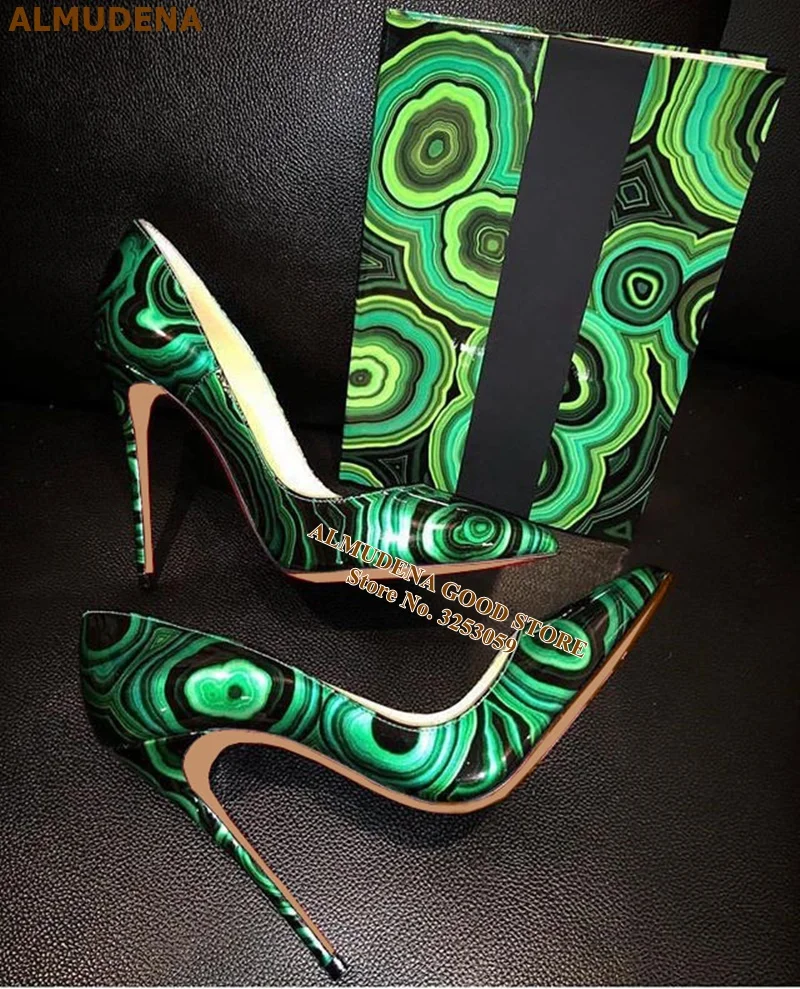 ALMUDENA/новейшая модель; Цвет зеленый, черный; туфли-лодочки с принтом; модельные туфли на шпильке 12 см с острым носком; разноцветная обувь для офиса и вечеринок