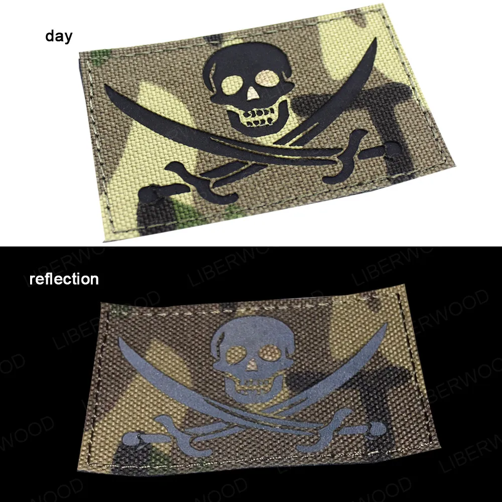 Design del logo vintage con testa di teschio pirata retrò per il tuo