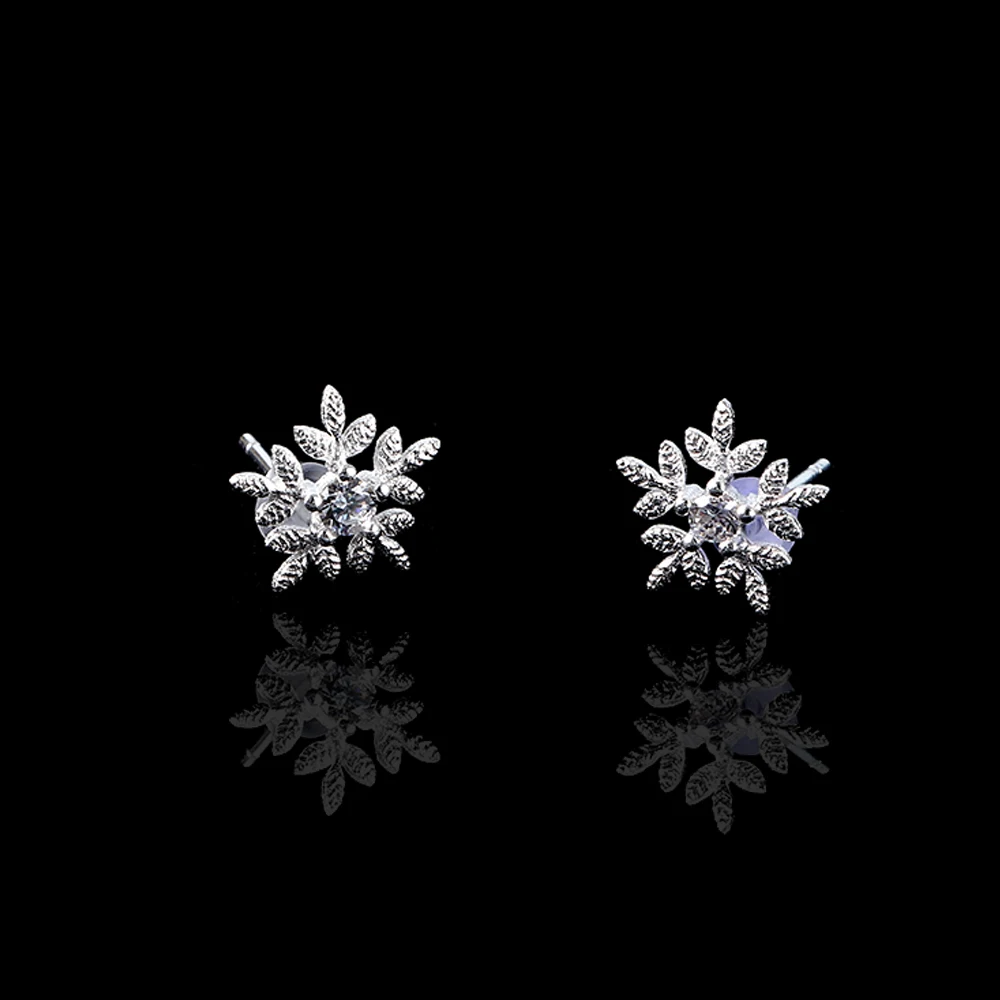 Exquisite Fashion Silver Snowflake Earrings Inlaid Crystal Hollow Earrings Girl Sweet Cute Jewelry Holiday Gift Wedding Jewelry