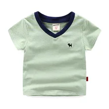 Футболка с короткими рукавами для мальчиков Новинка года, Стильная летняя одежда в Корейском стиле, Детская футболка в полоску из чистого хлопка с короткими рукавами и v-образным вырезом, модная одежда