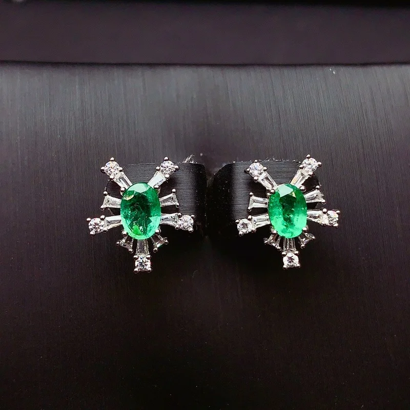 

Серьги женские изумрудные овальной огранки, 5 х7 мм, из серебра 925 пробы