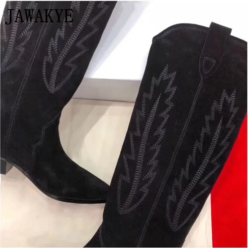 Tanie Rzeczywiste krowy skórzane buty zamszowe haftowane liść buty do kolan kobiety Pointy toe kwadratowe obcasy długie buty zimowe rycerz buty kobieta