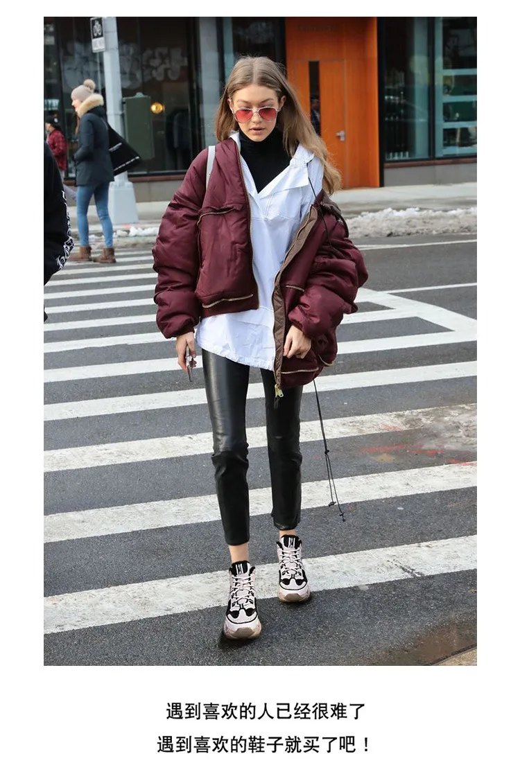 Парка и ботильоны. Черный короткий пуховик стрит стайл. Платье изабель марант. Образ с укороченной курткой. Куртка под ботинки женские.