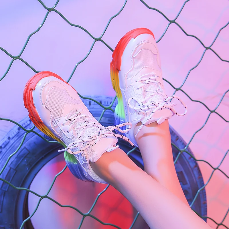 Модные кроссовки для женщин на платформе белые танкетке женская повседневная