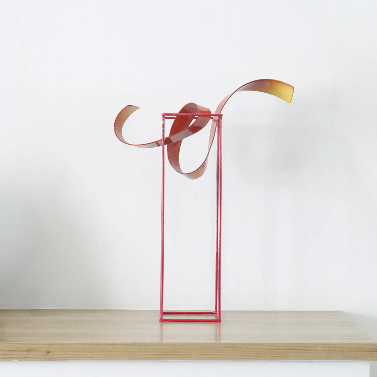 

Hot Concise Ribbon Artwork Bud Freestanding Sculpture Abstract Modern Iron Sculpture Exquisite Desk Decor Contemporary Centerpie