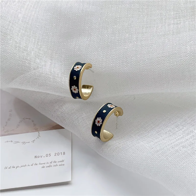 

Elegant Retro Small Wrinkled Chrysanthemum Printed C Shaped Ear Stud Simple Immortal Girl's Earrings Female S925 Silver Needle