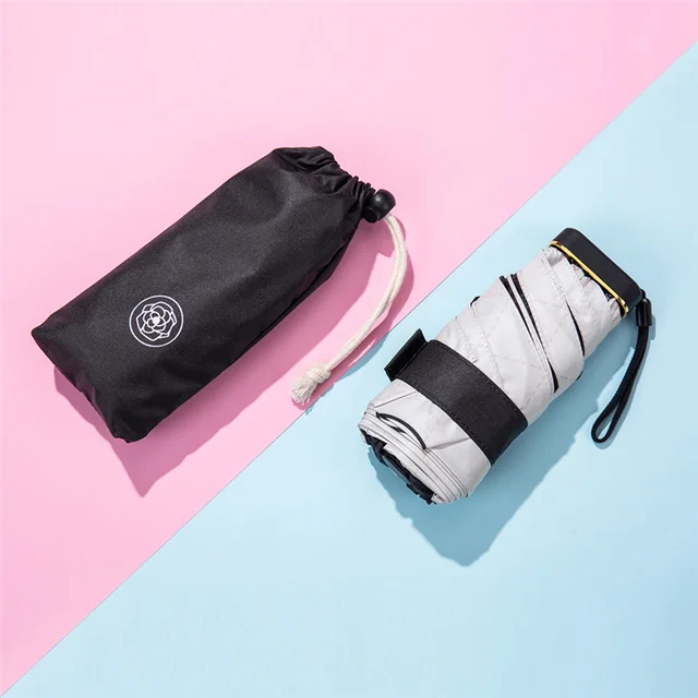 햇빛에 타지 않고 세련된 스타일을 유지하는 컴팩트하고 스타일리시한 자외선 차단 우산