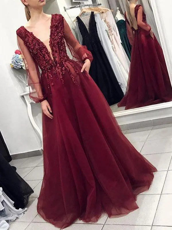 

A-Line/Princess Long Sleeves V-neck Sweep/Brush Train Applique Tulle Dresses