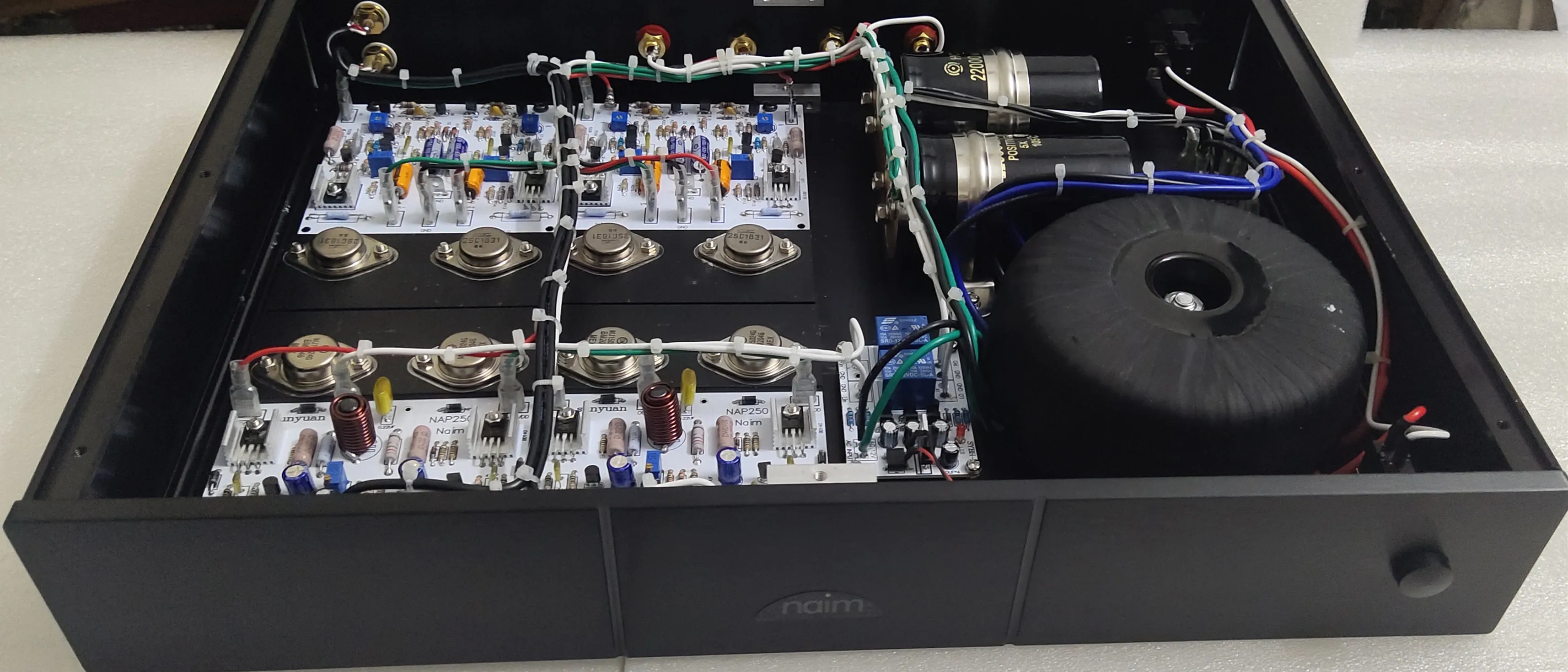 Finito Sy-N250 Base Stereo Dell'Amplificatore Di Potenza Sull'Amplificatore Di Potenza Naim Nap250