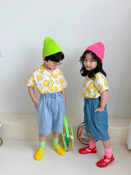 

LONG DENIM BERMUDA SHORTS -with an adjustable interior waistband, pleat details on the front and pockets on the front and back.