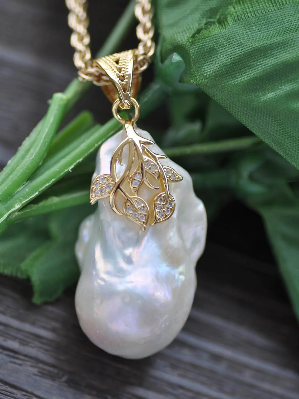 

Z10380 Big 39mm White Baroque Keshi Pearl Leaf gold-plating CZ Pendant