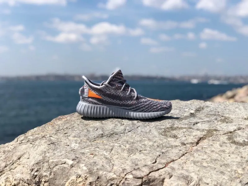 Адидас Yeezy 350 серый и оранжевый
